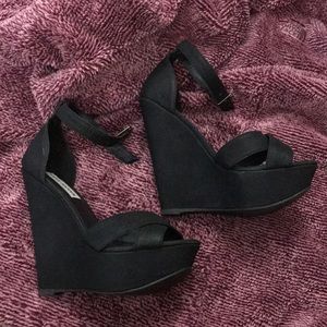Steve Madden Black wedge heels